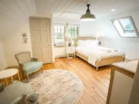 Private Cape Cod Cottage. Walk to Ellis Landing Beach! Hotels in Brewster