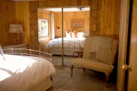 Sol Duc Riverside Retreat: Entire Riverfront Home - Chalets