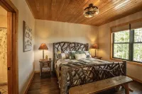 A Luxury Cabin with panoramic mountain views and 3 King Ensuites and Hot Tub! - 4 étoiles