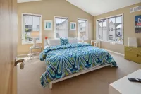 Walk to Downtown • 3Br/3BA Townhome • Garage + Porch - 4-نجوم