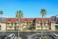 Affordable ONE BR Main Floor Condo RIGHT ON THE BEACH w/ KING Bed & Heated POOL! - 4 tähden