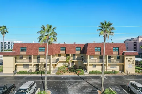 Affordable ONE BR Main Floor Condo RIGHT ON THE BEACH w/ KING Bed & Heated POOL! - Boutique