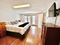 Large 4 Bedroom, Minutes from Mountains, Inlet, Airport and Downtown. - balkon