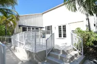 Brand New Listing!  Beautiful - Upscale newly remodeled Modern Tropical Oasis! - Badekar