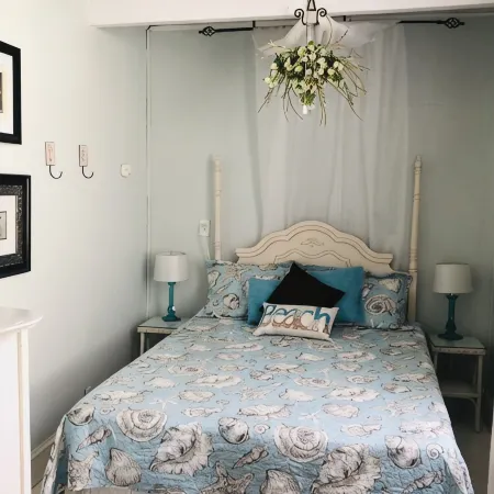 Victorian 2 bedroom flat 1 block from Beach!