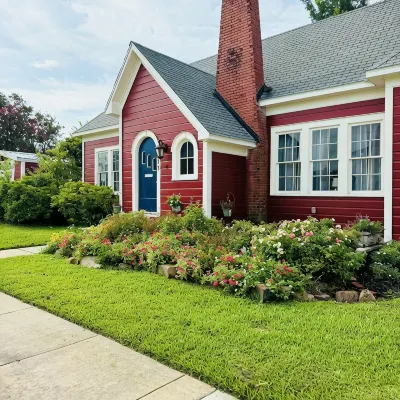 Charming 3-bedroom cottage in Downtown Sulphur - 3-Star