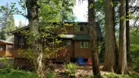 McKenzie Riverfront Cabin big screened-in porch, 1/2mi to Mckenzie River Trail - Hytter