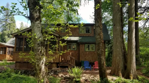 McKenzie Riverfront Cabin big screened-in porch, 1/2mi to Mckenzie River Trail - Chalets