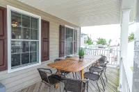 Bowers Retreat - Sleeps 10 - Steps to Beach & Bars! 10 Minutes to de Turf! - 4-Star