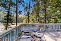 Geodesic Dome w/ Riverfront Deck, Lovely Views, & High-speed Wifi - Dogs Welcome - 3-stjärniga