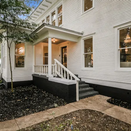 The Ella Norah. A Luxury Retreat. Pool and Spa. Steps to Main Street.