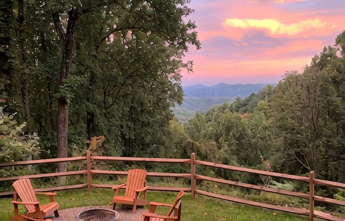 Secluded & Romantic, Blowing Rock, Views, Hot Tub - the Red Rover