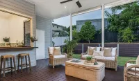 Luxury Queensland Awaits! Sleeps 8, 3 car parks - Wifi