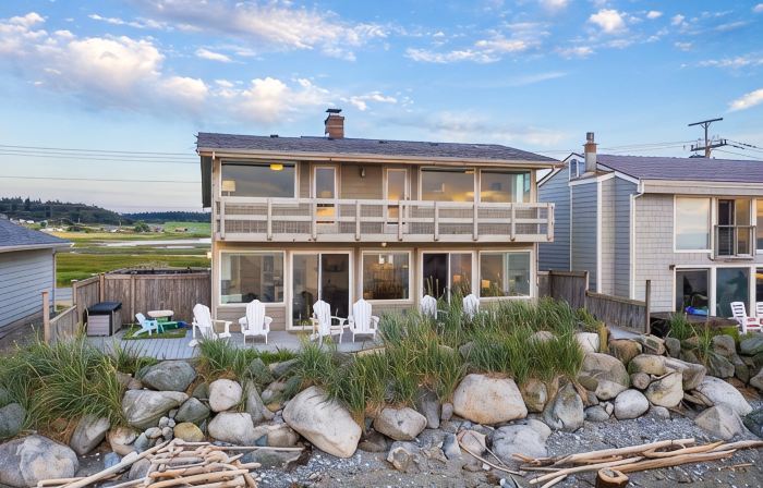 West Beach House - low bank waterfront, with 1 GB WIFI, WFH - NEW hot tub!