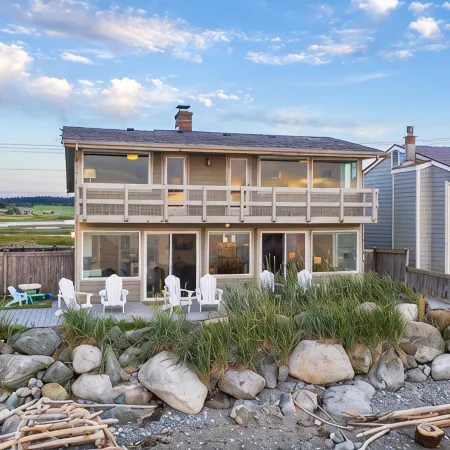 West Beach House - low bank waterfront, with 1 GB WIFI, WFH - NEW hot tub!