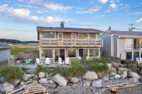 West Beach House - low bank waterfront, with 1 GB WIFI, WFH - NEW hot tub! - 4-Star
