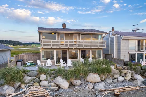 West Beach House - low bank waterfront, with 1 GB WIFI, WFH - NEW hot tub! - Wifi