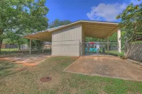 Elegant and Stylish Glenmoor Abode - 5 Min to Town - 3-Star