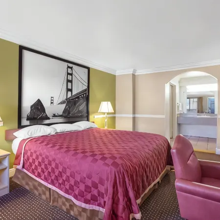 Super 8 by Wyndham Hayward Downtown