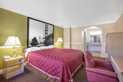 Super 8 by Wyndham Hayward Downtown - Motel