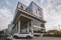 The Azana Hotel Airport Semarang Hotel dekat Warung Sembako Bu Asih