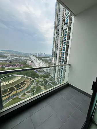 Green Haven Three-Bedroom Отели рядом с достопримечательностью «Mosque Tanjung Puteri Resort»