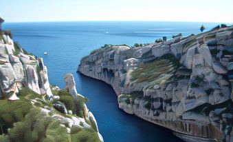 Hotel Spa Cassis – Heated Pool & Parking