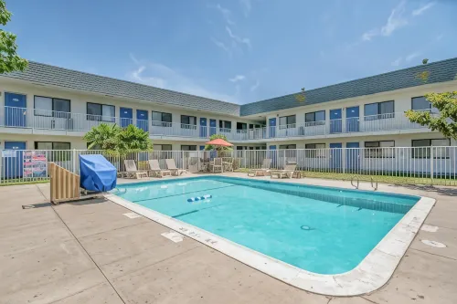 Super 8 by Wyndham Tracy