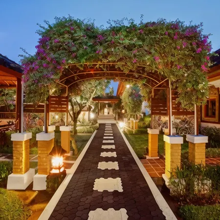 Bali Taman Beach Resort & Spa Lovina Отели рядом с достопримечательностью «Пляж Ловина»