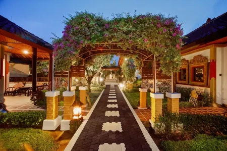 Bali Taman Beach Resort & Spa Lovina Отели рядом с достопримечательностью «Puri Kanginan Buleleng»