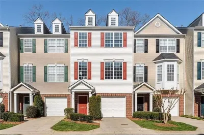 Spacious 3 level Townhome in prime location! Tvs & fans in all 4 bedrooms!! 그랜드오버 빌리지 쇼핑센터 주변 호텔