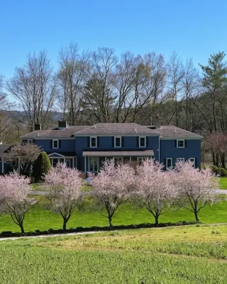 37 Oak Ridge House Hotels in Delmar Township