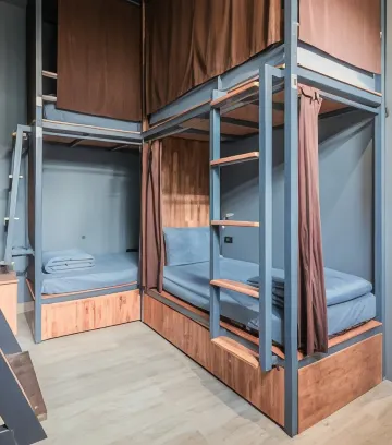 เตียงหอพักรวม (ห้อง 10 เตียง ไม่แยกชายหญิง)