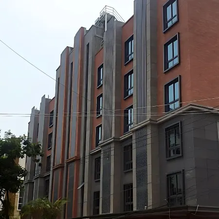 Hotel Silver Clé Отели рядом с достопримечательностью «Торговый центр Inorbit»