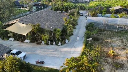 Tasana Garden Saraphi Отели рядом с достопримечательностью «Wat Saraphi»