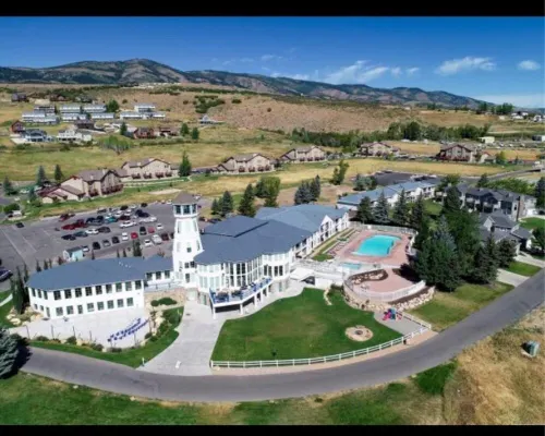 Harbor Village with resort amenities & unobstructed lake views (lake 3 min walk)