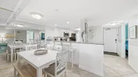 Gorgeous Retreat - Huge Patio, Steps to Pool, Beach, Spa Hotels in Lower Grand Lagoon