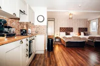 Ricky Road Guest House - Premium