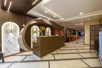 Hotel Neu Villa, City Centre - 5 Minute from Connaught Place & Ndls Station - С баром