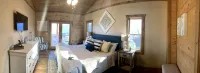 Luxury cabin! Designer decorated.  Incredible views! Amazing sunrise! Secluded! Hotels near Mason Tractor Company