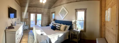 Luxury cabin! Designer decorated.  Incredible views! Amazing sunrise! Secluded!