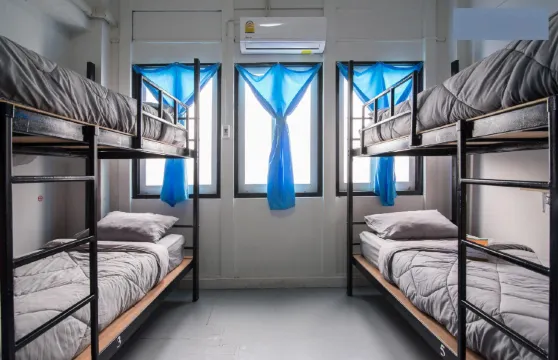 ห้องพักรวมผู้ชายเท่านั้น 8 เตียง