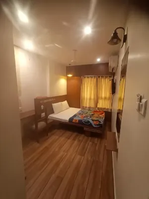 Tulsi Motel Hotels near Ranchhodrai Dakor Temple