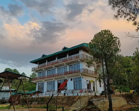 Lap of Himalayas Resort Hotels in Kausani