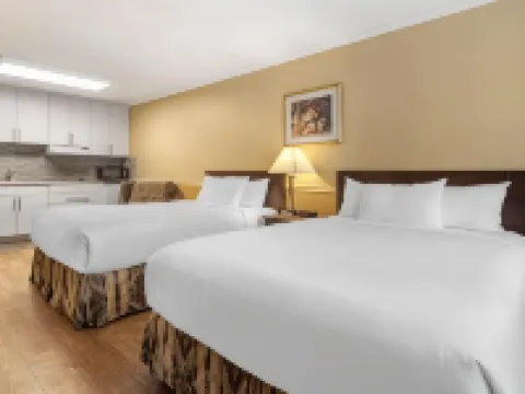Econo Lodge Inn & Suites Hotels in Kelowna