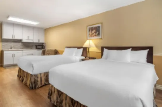 Econo Lodge Inn & Suites