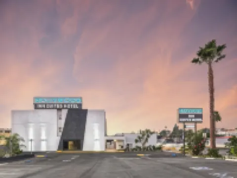 โรงแรมฮอลลีวูดอินน์สวีทส์ โรงแรมในกาดินา