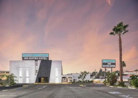 Hollywood Inn Suites Hotel Отели в г. Гардина