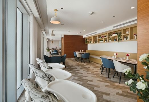 몬트 로즈 아파트먼트의 넓은 거실 공간