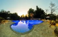 Banbas Resort, Chitwan - สระว่ายน้ำแบบอินฟินิตี้